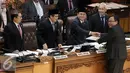 Menkeu Bambang Brodjonegoro menyerahkan pandangan akhir pemerintah terkait RUU Pengampunan Pajak (Tax Amnesty) dan RAPBNP 2016 kepada Ketua DPR Ade Komarudin (kedua kanan), Jakarta, Selasa (28/6). (Liputan6.com/Johan Tallo)