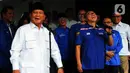 Zulkifli Hasan tiba di kediaman Prabowo pada pukul 15.00 WIB. Prabowo pun langsung menyambut kedatangan Zulkifli Hasan dari pintu mobilnya. (merdeka.com/Imam Buhori)