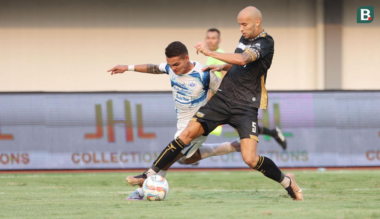 Pemain PSIS Semarang, Paulo Gali Freitas, berusaha melewati pemain Dewa United, Risto Mitrevski, pada laga pekan kedelapan BRI Liga 1 2023/2024 di Stadion Indomilk Arena, Tangerang, Senin (14/8/2023). PSIS Semarang menang telak 4-1 atas Dewa United. (Bola.com/M Iqbal Ichsan)