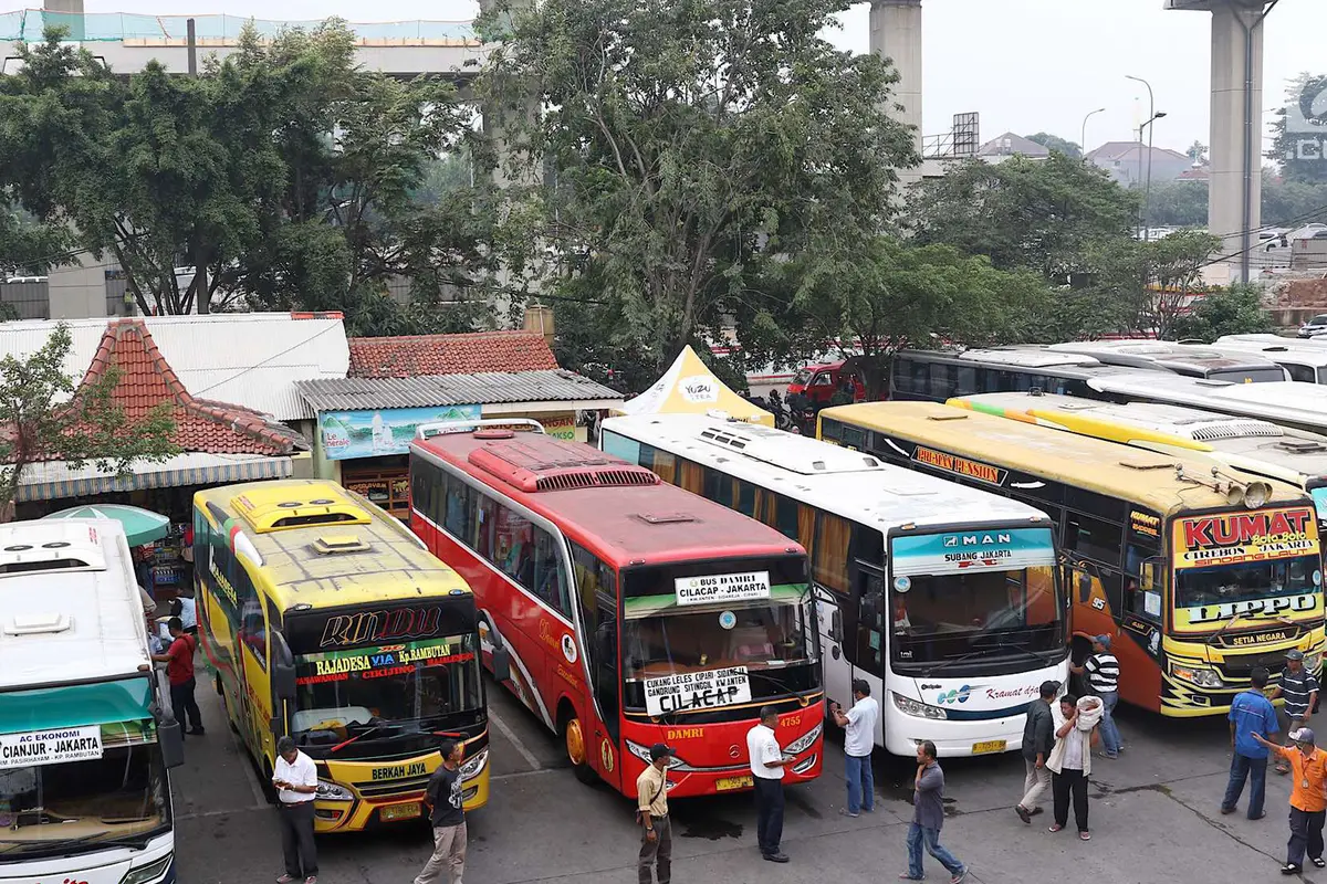 Seminggu Jelang Lebaran, Pemudik Mulai Padati Terminal Kampung Rambutan