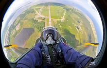 Aksi gila pilot miliarder foto selfie sambil kendarai Jet MiG 29