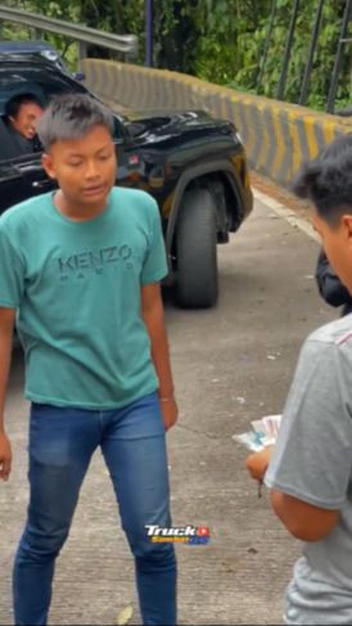 Tidak tanggung-tanggung, bos Sumatera Barat ini memberikan THR bernilai fantastis.<br>