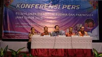 Kadisbudpar Prov Jatim, H.Jarianto didampingi oleh para Pengurus Asosiasi Pariwisata Provinsi Jawa Timur memberikan sambutan dalam acara Jumpa Pers Launching Calender Of Event Jawa Timur 2018 di Gedung Kesenian Cak Durasim, Jatim. (Dok. Kemenpar)