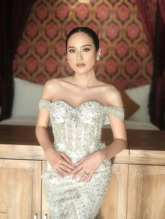 Salshabilla Adriani baru saja melangsungkan resepsi pernikahannya dengan Ibrahim Risyad. Di momen ini, ia memilih dirias oleh makeup artist kenamaan tanah air Rhay Hatta. [Foto: Instagram/rhay_david]