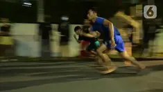 Dua pebalap lari liar adu lari berjarak 100 meter di Jalan Raya Ciri Mekar, Cibinong, Bogor, Sabtu (12/9/2020) dini hari. Menurut mereka balap lari liar ini lebih positif dari balap motor dan mobil liar, walaupun kegiatan itu mengganggu lalu lintas di kawasan tersebut. (Liputan6.com/Herman Zakharia)
