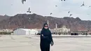 Ia melengkapi penampilannya dengan sneakers putih dan aksesori berupa kacamata hitam. [Instagram/@fuji_an]
