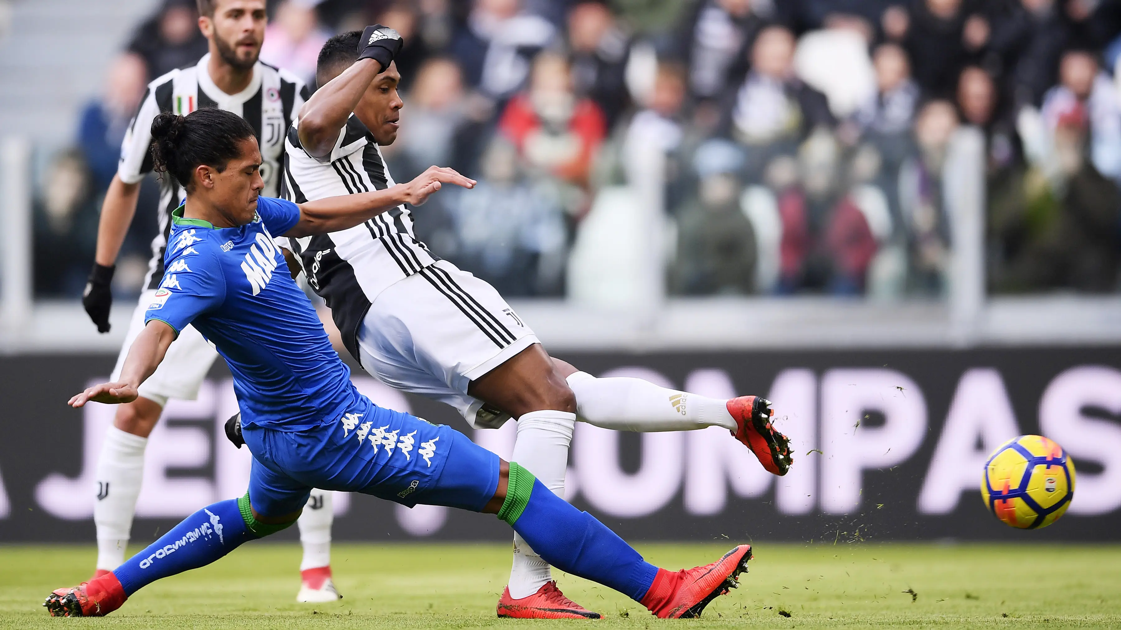 Sepakan Alex Sandro (kanan) berbuah gol ke gawang Sassuolo pada lanjutan Serie A di Allianz Stadium, Turin (4/2/2018). Juventus menang 7-0. (AFP/Marco Bertorello)
