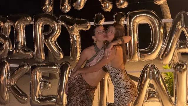 Kendall Jenner Rayakan Ulang Tahun ke-30 dengan atasan crossneck. [@kendalljenner]