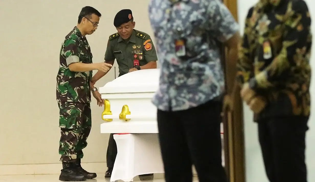 Jenazah BJ Habibie keluar dari RSPAD. (Bambang E Ros/Fimela.com)