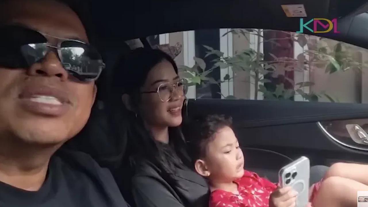 Dedi Mulyadi yang menyadari bahwa anaknya tidak mau kembali ke rumah itu pun membujuk pelan-pelan anaknya.