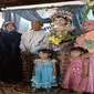 Foto pernikahan beda negara antara warga Sukodono Sidoarjo Zimi Akhmad dengan istri asal Australia Alexandra Sarah Martin viral usai diarak keliling kampung oleh warga sekitar. Foto (Istimewa)