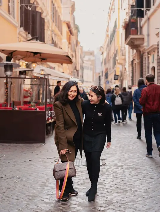 Unggah foto bareng ibunda, Prilly tampil kompak mengenakan dress serba hitam. @prillylatuconsina96.