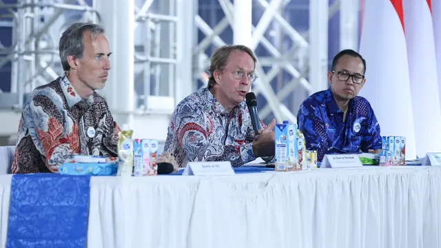 CEO FrieslandCampina Jan Derck van Karnebeek (tengah) berbicara soal alasan berinvestasi besar di Indonesia.