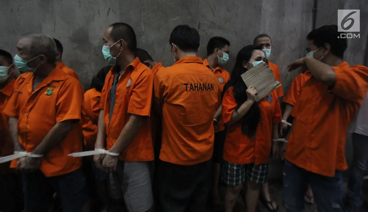Para tersangka kasus narkoba ditampilkan saat pemusnahan massal narkoba di Garbage Plant, Bandara Soekarno-Hatta, Tangerang, Selasa (15/08). (Liputan6.com/Helmi Afandi)
