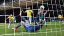 Kiper timnas Jerman, Kevin Trapp gagal menghalau bola tendangan pemain timnas Brasil, Gabriel Jesus pada laga uji coba di Olympiastadion Berlin, Selasa (27/3). Brasil menang 1-0 berkat gol tunggal Gabriel Jesus di menit ke-37. (AP Photo/Michael Sohn)