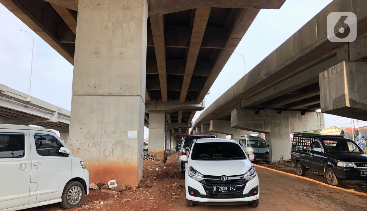 Kendaraan parkir di kolong jalan tol Becakayu di kawasan Cipinang Muara, Jakarta Timur, Jumat (13/3/2020). Minimnya lahan parkir membuat sebagian pemilik kendaraan tetap memarkirkan kendaraannya di kolong tol tersebut, meskipun telah terpampang larangan parkir. (Liputan6.com/Immanuel Antonius)