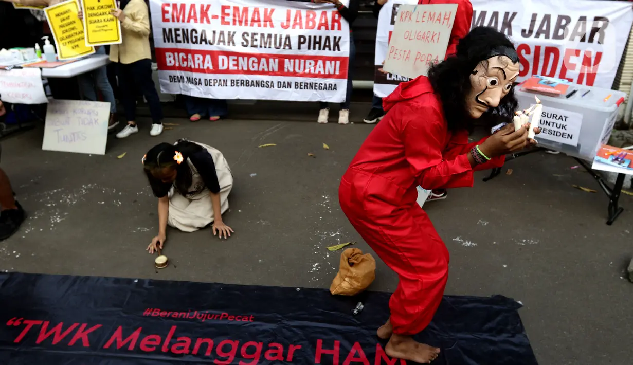 Aktivis melakukan aksi damai kantor darurat pemberantasan korupsi di depan Gedung Anti Corruption Learning Center (ACLC), Jakarta, Selasa (28/9/2021). Sebelumnya dikabarkan, 57 pegawai KPK yang tidak lulus TWK akan dipecat dengan hormat pada 30 September 2021. (Liputan6.com/Helmi Fithriansyah)