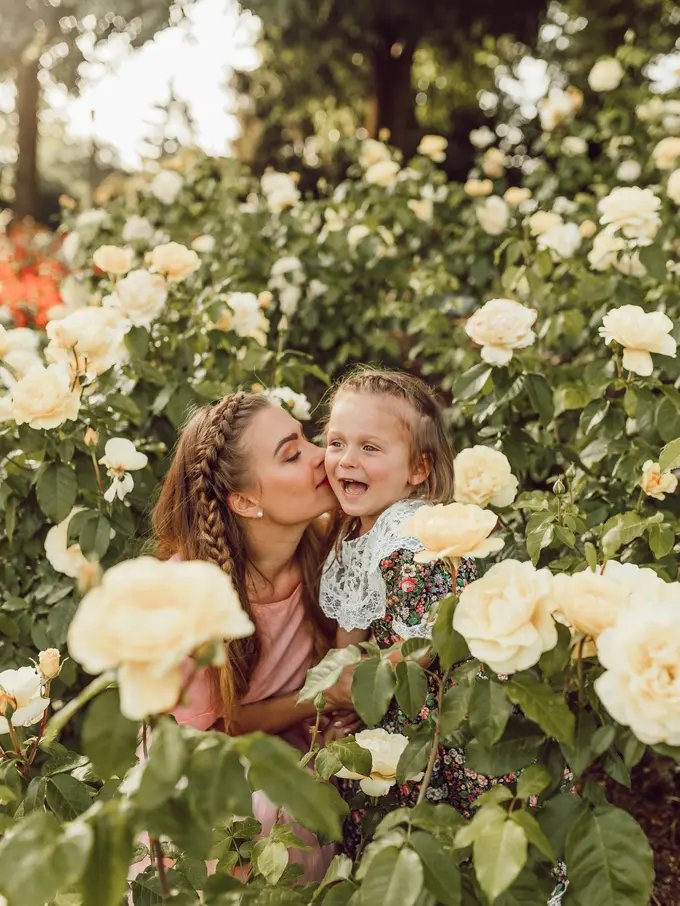 Contoh ilustrasi ibu berkarier dengan anaknya