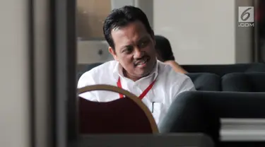 Kepala Divisi Batubara PLN, Harlen berada di ruang tunggu Gedung KPK untuk pemeriksaan, Jakarta, Rabu (28/11). Harlen diperiksa sebagai saksi kasus dugaan suap proyek PLTU Riau-1 untuk tersangka mantan Menteri Sosial Idrus Marham (Merdeka.com/Dwi Narwoko)