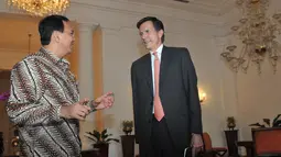 Gubernur DKI, Basuki T Purnama (kiri) berbincang dengan duta besar Amerika Robert O. Blake, Jr, Jakarta, Senin (8/6/2015). Robert membicarakan kewajiban yang harus dipenuhi oleh Kedubes AS atas perluasan gedung. (Liputan6.com/Herman Zakharia)