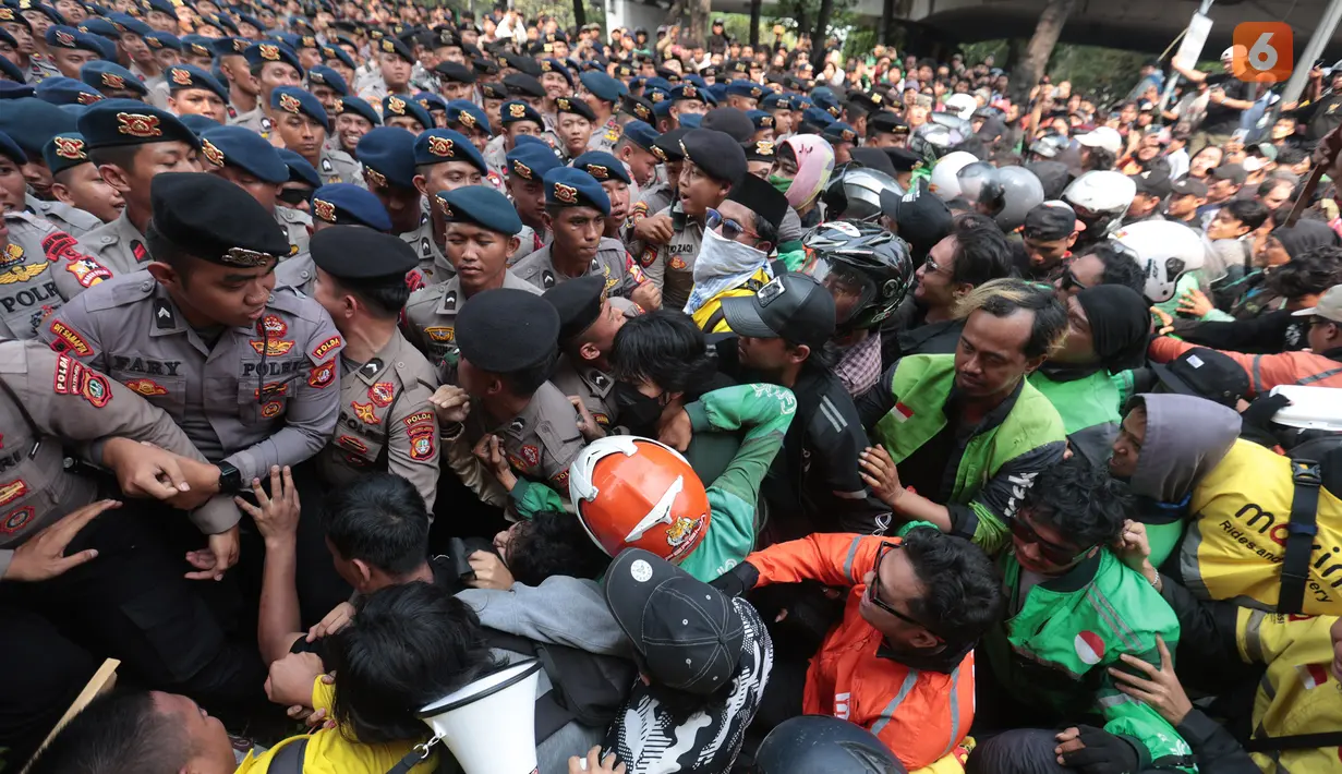 Sejumlah mahasiswa terlibat aksi saling dorong dengan petugas kepolisian setelah dihalangi saat berusaha menuju gedung DPR untuk menyampaikan aspirasi di Jakarta, Kamis (27/8/2026). (KLY/Budy Santoso)