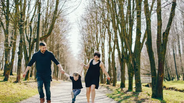 Orangtua dan Anak Berjalan Bergandengan