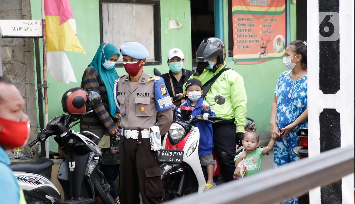 Ratusan masyarakat yang mengikuti vaksin Covid-19 berdiri mengheningkan cipta sejenak memperingati HUT ke-76 RI di Jakarta, Selasa (17/8/2021). Hal tersebut dilakukan untuk mengenang jasa para pahlawan dalam memperjuangkan Kemerdekan Republik Indonesia. (Liputan6.com/Angga Yuniar)
