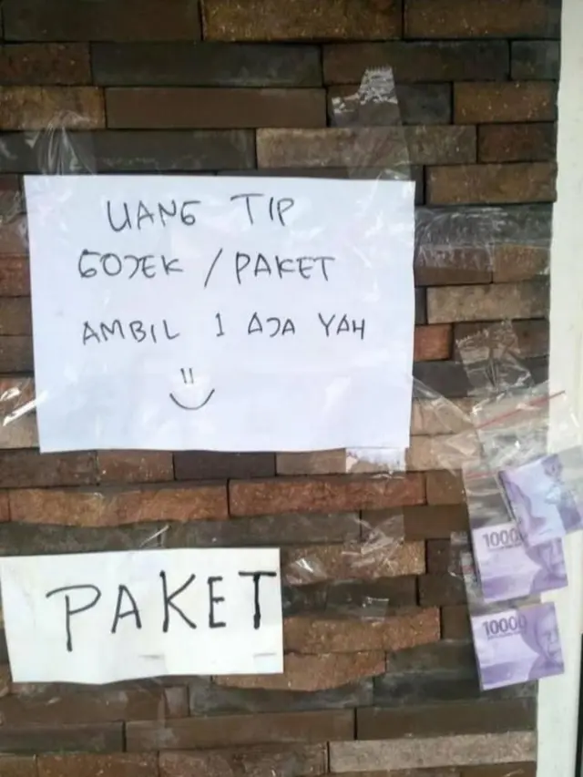 Rumah Sedang Kosong, Ini 7 Potret Catatan Untuk Kurir saat Antar Paket