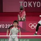 Ganda putra Indonesia Hendra Setiawan / Mohammad Ahsan saat berlaga pada penyisihan Grup D cabang bulu tangkis Olimpiade Tokyo 2020 di Musashino Forest Sport Plaza, Tokyo, Jepang, Selasa, 27 Juli 2021. (AP Photo/Dita Alangkara)