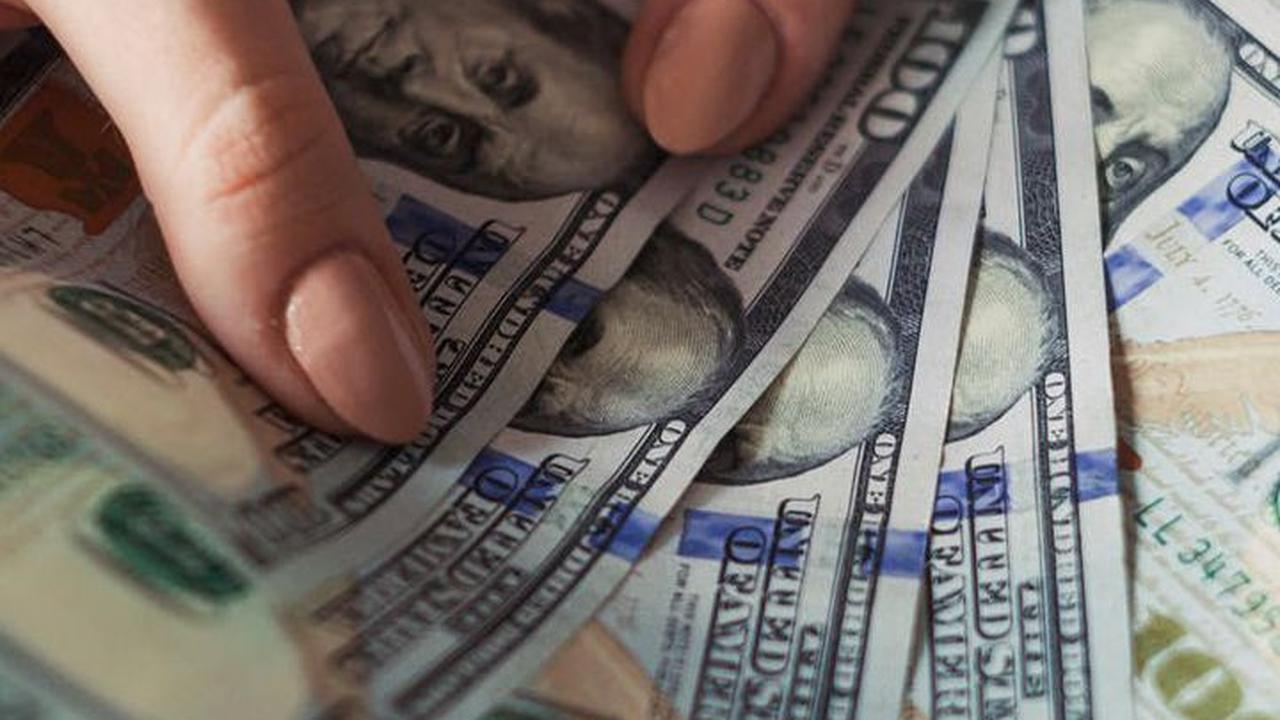 Kemudian di urutan ketiga, adalah bos raksasa ritel Amerika Serikat, Amazon, Jeff Bezos dengan kekayaan Rp165 miliar (Rp2,5 kuadriliun)