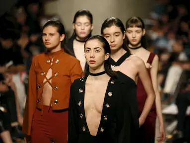 Sejumlah Model mengenakan busana desainer Carolina Machado untuk busana koleksi musim panas/dingin selama Lisbon Fashion Week , Portugal , 11 Maret 2016. (REUTERS / Rafael Marchante)