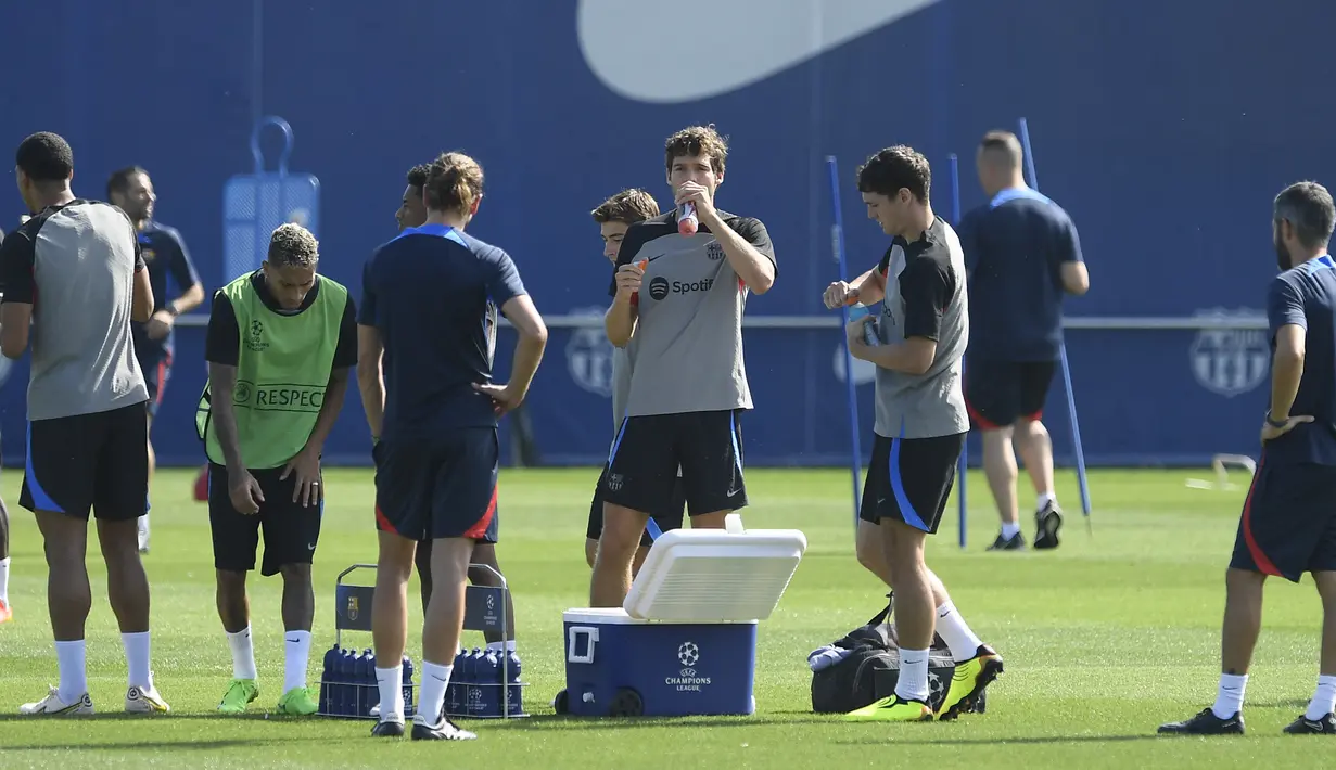 Bek Barcelona Spanyol Marcos Alonso (tengah) menghadiri sesi latihan di Ciudad Deportiva dekat Barcelona, Selasa (6/9/2022).  Barcelona akan ditantang Viktoria Plzen pada matchday 1 Grup C Liga Champions 2022/2023, Kamis 8 September 2022 dini hari WIB. (Photo by Josep LAGO / AFP)