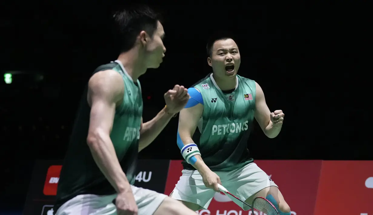 Memasuki game kedua laga berjalan ketat di poin-poin awal. Aaron Chia/Soh Wooi Yik akhirnya merebut interval game kedua dengan keunggulan 11-9. (AP/Shuji Kajiyama)