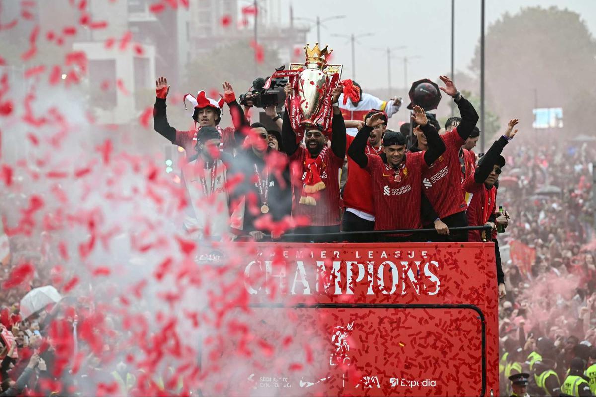 Mobil tabrak kerumunan suporter di pesta juara Liverpool