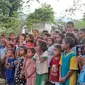 Anak-anak usia sekolah saat mendapat trauma healing dari relawan di posko pengungsian (Liputan6.com/ Ola Keda)