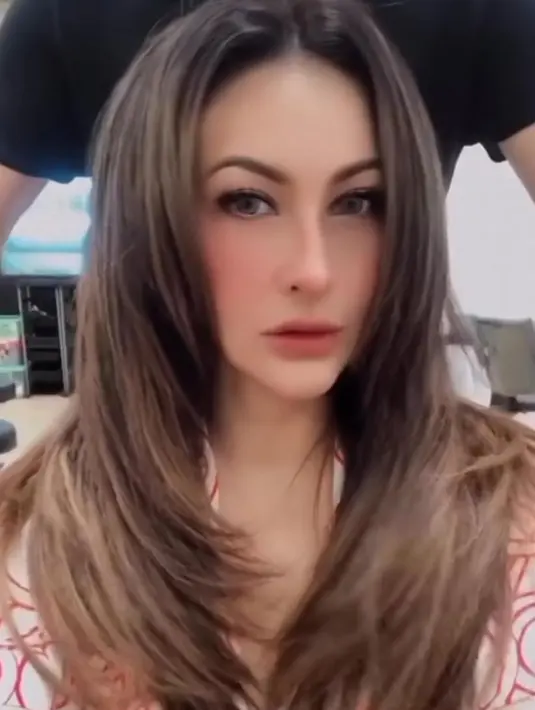 Jika biasanya panjang bergelombang, kini menjadi lebih lurus. [instagram/_dianapungky_]