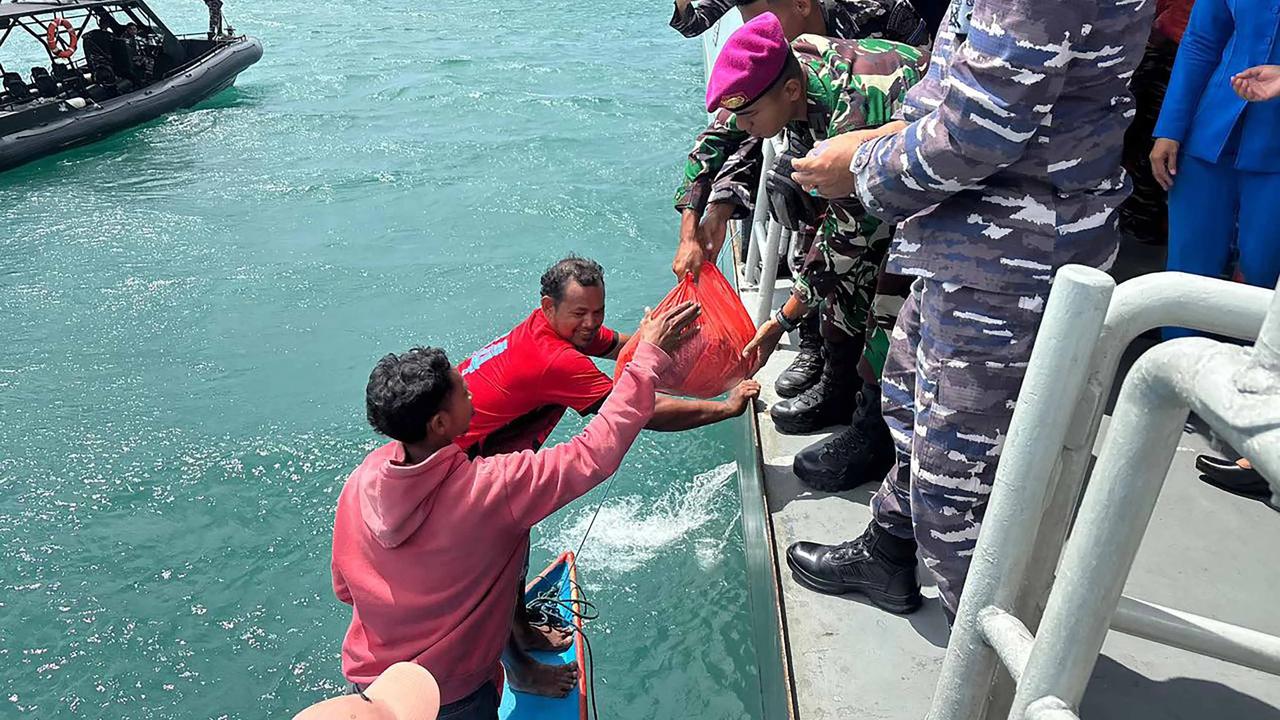 FOTO: TNI AL Salurkan Bantuan Sembako untuk Nelayan Kepulauan Aru