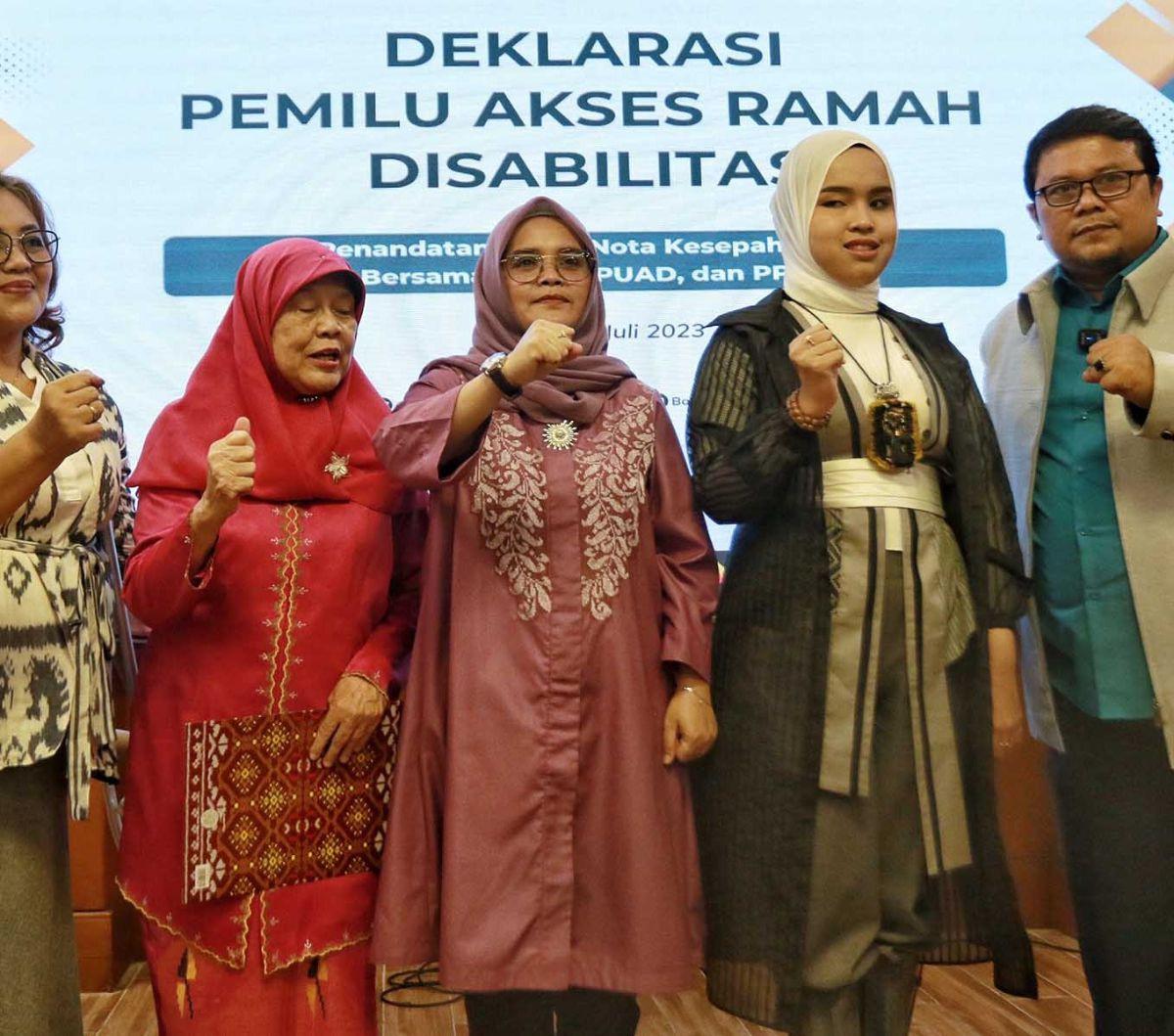 Ketiga, meningkatkan kesadaran dan pemahaman yang benar dan sama tentang kesetaraan penyandang disabilitas dan ragamnya di sektor kepemiluan.