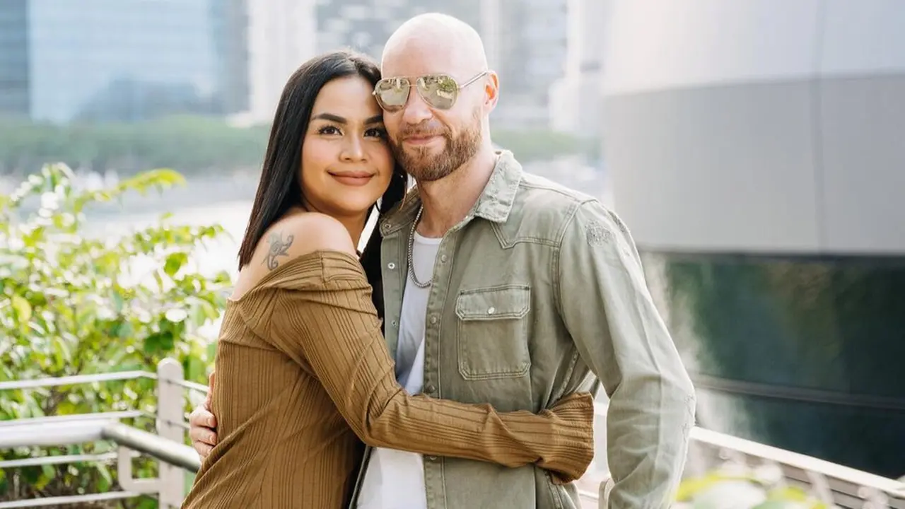 12 Tahun Bersama, Ini Potret Mesra Melaney Ricardo dan Suami
