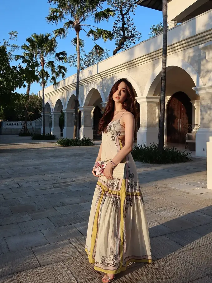Laura Moane Tampil Elegan dengan Resort Wear Bernuansa Tropis Saat Liburan di Uluwatu Bali