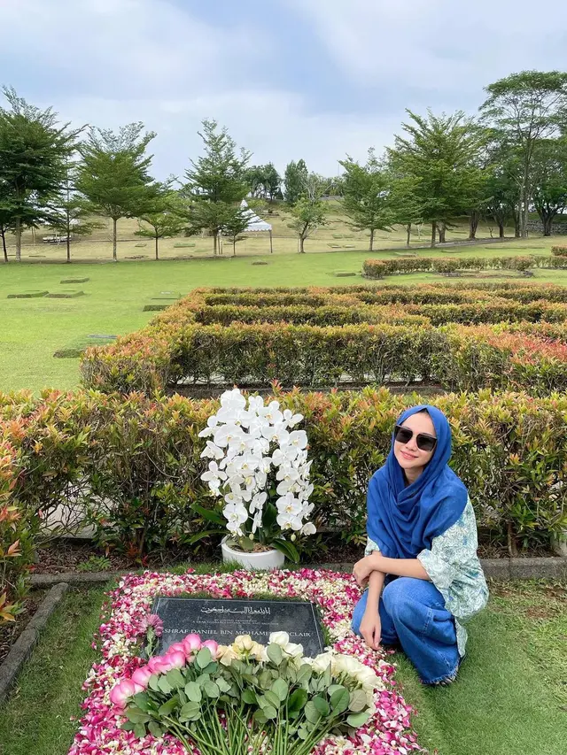 Rayakan Anniversary ke-13, Ini 6 Potret BCL Ziarah ke Makam Ashraf Sinclair