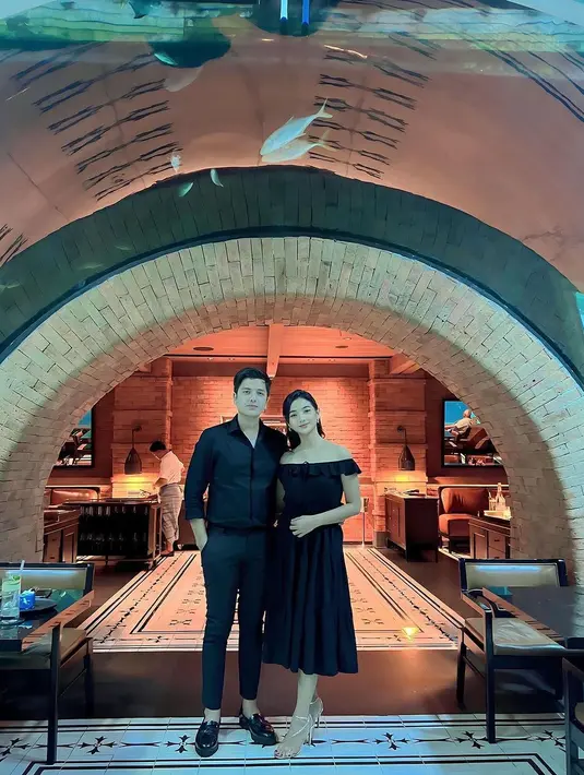 Kebucinan diperlihatkan keduanya melalui pilihan busana yang serasi. Baik Glenca maupun Rendi, keduanya tampil serasi mengenakan busana serba hitam. [@glencachysaraofficial]