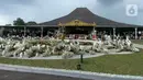 Sejumlah warga mengantre untuk bersalaman dengan putra bungsu Presiden Joko Widodo, Kaesang Pangarep dan istrinya Erina Gudono pada acara Ngunduh Mantu pernikahan di Pura Mangkunegaran, Solo, Minggu (11/12/2022). Antrean tamu undangan yang ingin berfoto dengan Kaesang Pangarep dan Erina Gudono beserta keluarga mengular panjang bahkan rela berdesak-desakan demi bisa berfoto dengan kedua mempelai. (Liputan6.com/Herman Zakharia)