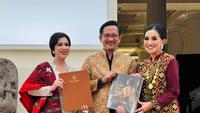 Tim Nasional Kebaya Indonesia Terima Salinan Sertifikat Warisan Budaya Takbenda Dunia dari UNESCO