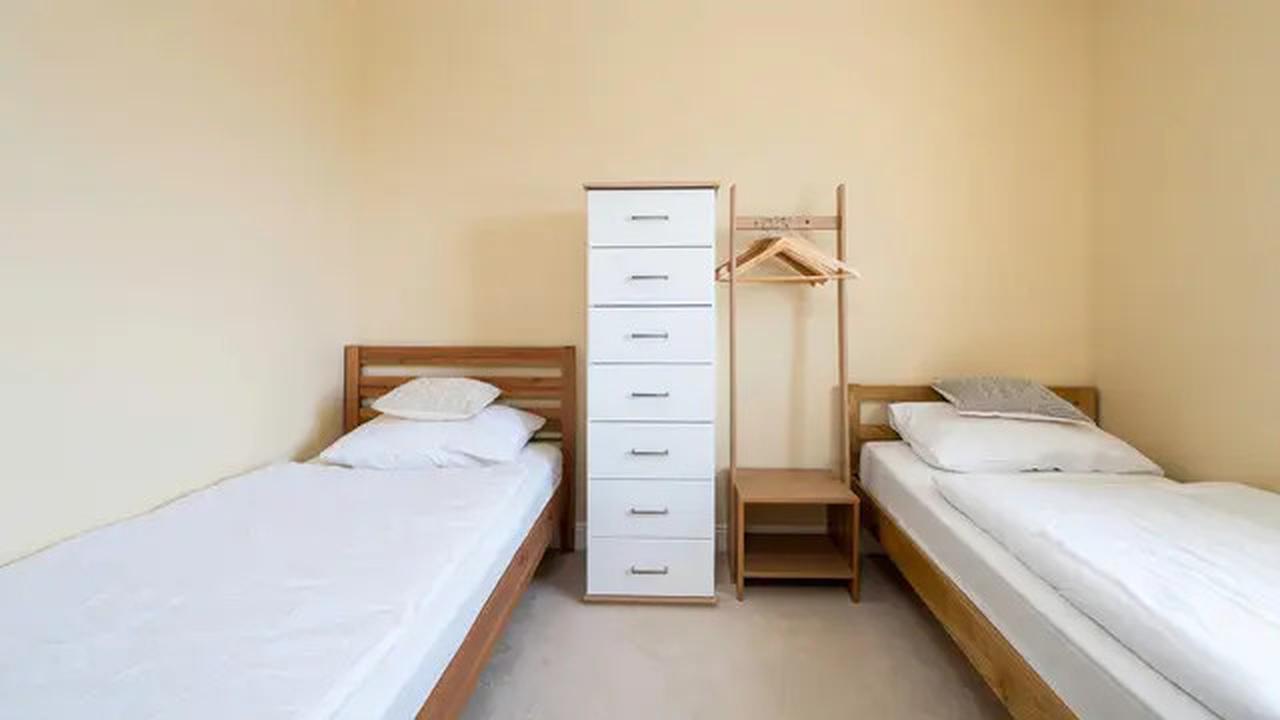 Inspirasi 5 Model Kamar Tidur Minimalis Ukuran Kecil untuk 2 Kasur, Cocok untuk Anak Kembar