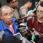 Anggota majelis tinggi Partai Demokrat Max Sopacua memberi keterangan kepada awak media seusai melakukan pertemuan tertutup di kediaman Ketum Partai Demokrat di kawasan Kuningan, Jakarta, Senin (9/7). (Liputan6.com/Herman Zakharia)