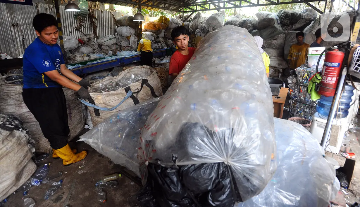 Para pekerja memindahkan botol plastik bekas di Koperasi Pemulung Berdaya, Setu, Tangerang Selatan, Banten, Rabu (20/9/2023). (merdeka.com/Arie Basuki)