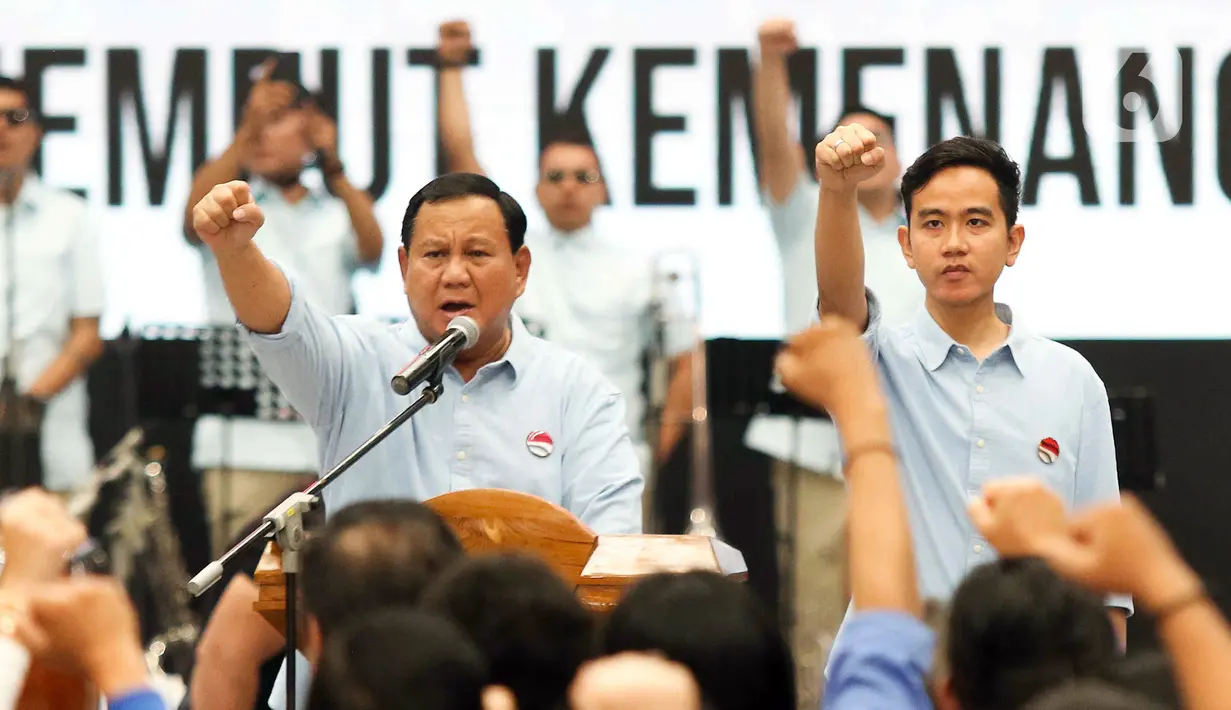 <p>Bakal calon presiden Prabowo Subianto (kiri) bersama bakal calon wakil presiden Gibran Rakabuming Raka saat menghadiri Deklarasi Prabowo Gibran di Indonesia Arena, Jakarta, Rabu (25/10/2023). Koalisi Indonesia Maju (KIM) deklarasi Prabowo Subianto dan Gibran Rakabuming Raka sebagai calon presiden dan calon wakil presiden 2024-2029 dengan tema "Menjemput Kemenangan Indonesia Maju". (Liputan6.com/Herman Zakharia)</p>