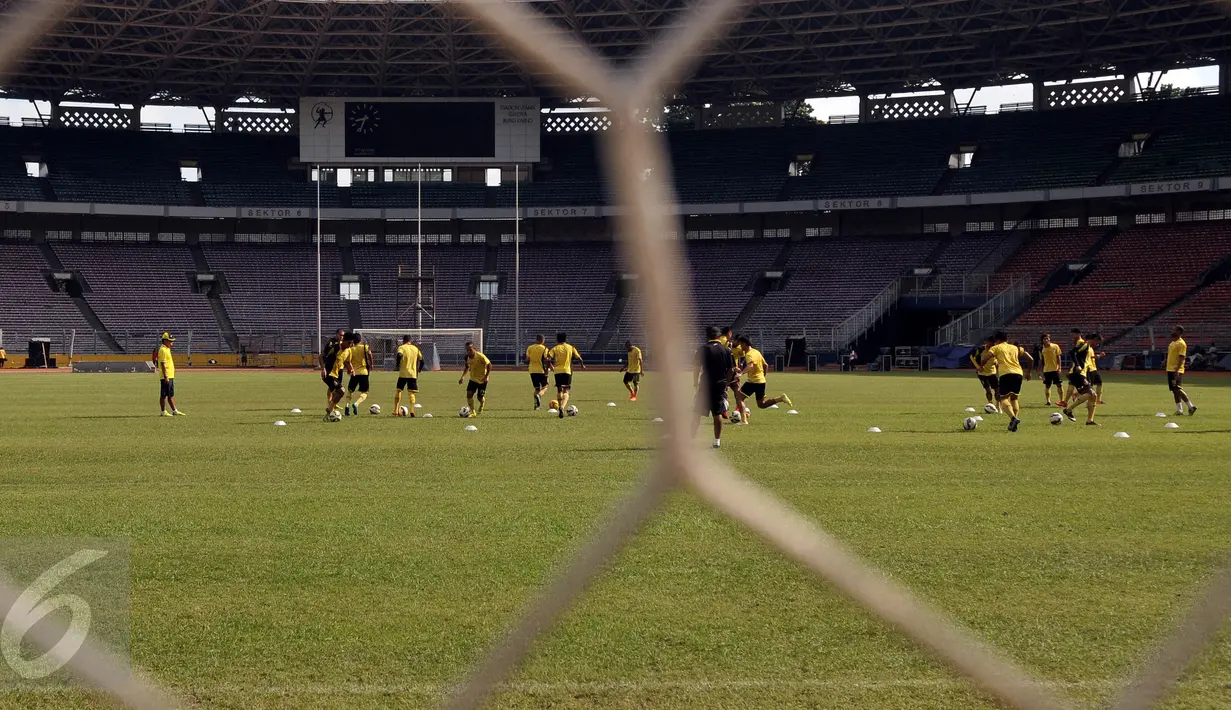 Pemain Sriwijaya FC menjalani latihan ringan di Lapangan Gelora Bung Karno Jakarta, Sabtu (2/4). Pertandingan Semi Final piala Bhayangkara memperubatkan juara 3 Sriwijaya FC akan melawan Bali United. (Liputan6.com/JohanTallo)