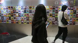 Pengunjung melihat foto para pembicara yang dipajang di area pintu masuk IdeaFest 2026 di Jakarta Convention Center, Senayan, Jakarta, Jumat (4/9/2026). (KLY/Budy Santoso)